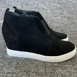 Steve Madden Wavery Wedge Sneaker Black Suede Heeled Perforated Women’s 8.5